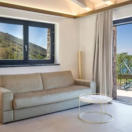 Divina22-apt Unica-con Piscina E Vista Castelletto Di Brenzone